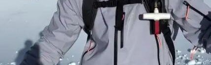 竞技宝下载-老哥滑雪时发现雪里伸出一只脚！最终在活埋前把人挖出，惊险...