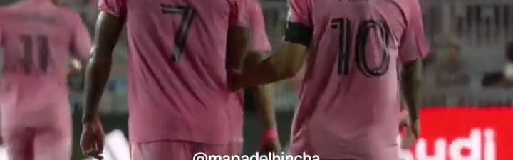 竞技宝在线-梅西击掌瞬间遭德保罗调皮转换，十指紧扣加轻拍引欢笑