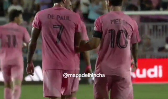 竞技宝在线-梅西击掌瞬间遭德保罗调皮转换，十指紧扣加轻拍引欢笑